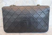 Load image into Gallery viewer, CHANEL Matelasse chain shoulder bag Lambskin Black/Gold hadware Shoulder bag 700060179
