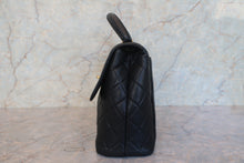 Load image into Gallery viewer, CHANEL Matelasse trapezoid hand bag Caviar skin Black/Gold hadware Hand bag 700120102

