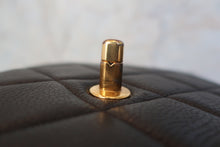 Load image into Gallery viewer, CHANEL Matelasse trapezoid hand bag Caviar skin Black/Gold hadware Hand bag 700120102
