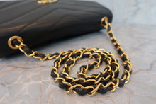 Load image into Gallery viewer, CHANEL V-Stitch chain shoulder bag Caviar skin Black/Gold hadware Shoulder bag 600030059
