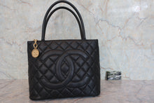 Load image into Gallery viewer, CHANEL Medallion Tote Caviar skin Black/Gold hadware Tote bag 800090022
