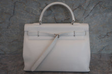 Load image into Gallery viewer, HERMES KELLY Flat 35 Swift leather White □K Engraving Hand bag 500100188
