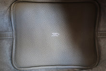 画像をギャラリービューアに読み込む, HERMES／エルメス ピコタンロックタッチＭＭ トリヨンクレマンス/クロコダイル アリゲーター エトゥープ Y刻印 ハンドバッグ 800020104
