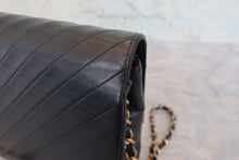 Load image into Gallery viewer, CHANEL Bias stitch push lock chain shoulder bag Lambskin Black/Gold hadware Shoulder bag 800080127
