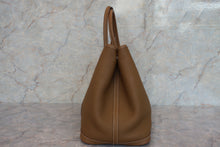 将图片加载到图库查看器，HERMES GARDEN PARTY PM Country leather Kraft □Q刻印 Tote bag 600090031
