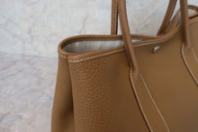 将图片加载到图库查看器，HERMES GARDEN PARTY PM Country leather Kraft □Q刻印 Tote bag 600090031
