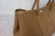 将图片加载到图库查看器，HERMES GARDEN PARTY PM Country leather Kraft □Q刻印 Tote bag 600090031
