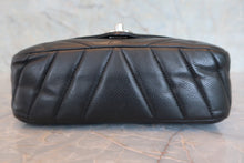 将图片加载到图库查看器，CHANEL/香奈儿 V线 链条包 荔枝皮 Black/Silver hadware(黑色/銀色金属) 肩背包 800090014
