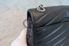 将图片加载到图库查看器，CHANEL/香奈儿 V线 链条包 荔枝皮 Black/Silver hadware(黑色/銀色金属) 肩背包 800090014
