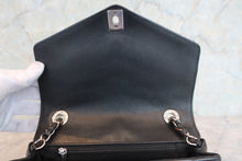 将图片加载到图库查看器，CHANEL/香奈儿 V线 链条包 荔枝皮 Black/Silver hadware(黑色/銀色金属) 肩背包 800090014
