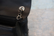 将图片加载到图库查看器，CHANEL/香奈儿 V线 链条包 荔枝皮 Black/Silver hadware(黑色/銀色金属) 肩背包 800090014
