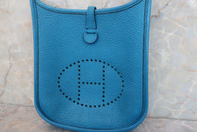 将图片加载到图库查看器，HERMES EVELYNE TPM Clemence leather Blue frida Z刻印 Shoulder bag 600070180
