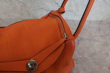 将图片加载到图库查看器，HERMES LINDY 30 Clemence leather Orange □N刻印 Shoulder bag 700030284
