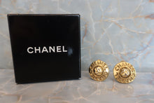 Load image into Gallery viewer, CHANEL logo earring Gold plate Gold Earring 600050098
