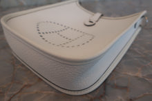 Load image into Gallery viewer, HERMES EVELYNE TPM Clemence leather New white B Engraving Shoulder bag 600080213
