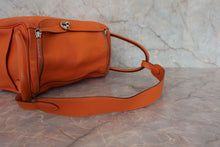将图片加载到图库查看器，HERMES LINDY 30 Clemence leather Orange □N刻印 Shoulder bag 700030284
