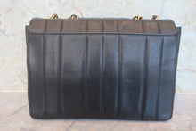 画像をギャラリービューアに読み込む, CHANEL/シャネル マドモアゼルチェーンショルダーバッグ キャビアスキン ブラック/ゴールド金具 ショルダーバッグ 800010176
