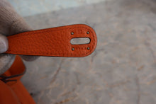 将图片加载到图库查看器，HERMES LINDY 30 Clemence leather Orange □N刻印 Shoulder bag 700030284
