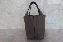 画像をギャラリービューアに読み込む, HERMES／エルメス ピコタンロックＰＭ トリヨンクレマンス エタン □P刻印 ハンドバッグ 800020234
