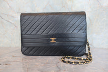 将图片加载到图库查看器，CHANEL/香奈儿 垂直针迹 按压锁 链条包 羊皮 Black/Gold Hardware(黑色/金色金属) 肩背包 800070141
