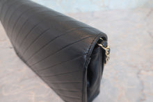 将图片加载到图库查看器，CHANEL/香奈儿 垂直针迹 按压锁 链条包 羊皮 Black/Gold Hardware(黑色/金色金属) 肩背包 800070141

