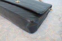 将图片加载到图库查看器，CHANEL/香奈儿 垂直针迹 按压锁 链条包 羊皮 Black/Gold Hardware(黑色/金色金属) 肩背包 800070141
