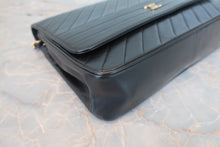 将图片加载到图库查看器，CHANEL/香奈儿 垂直针迹 按压锁 链条包 羊皮 Black/Gold Hardware(黑色/金色金属) 肩背包 800070141
