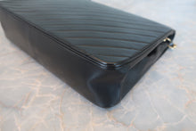 将图片加载到图库查看器，CHANEL/香奈儿 垂直针迹 按压锁 链条包 羊皮 Black/Gold Hardware(黑色/金色金属) 肩背包 800070141
