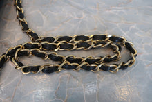 将图片加载到图库查看器，CHANEL/香奈儿 垂直针迹 按压锁 链条包 羊皮 Black/Gold Hardware(黑色/金色金属) 肩背包 800070141
