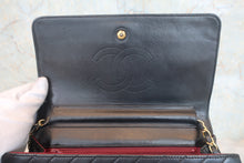 将图片加载到图库查看器，CHANEL/香奈儿 垂直针迹 按压锁 链条包 羊皮 Black/Gold Hardware(黑色/金色金属) 肩背包 800070141
