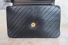 将图片加载到图库查看器，CHANEL/香奈儿 垂直针迹 按压锁 链条包 羊皮 Black/Gold Hardware(黑色/金色金属) 肩背包 800070141
