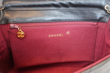 将图片加载到图库查看器，CHANEL/香奈儿 垂直针迹 按压锁 链条包 羊皮 Black/Gold Hardware(黑色/金色金属) 肩背包 800070141
