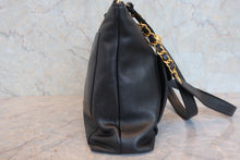 Load image into Gallery viewer, CHANEL CC mark chain tote bag Caviar skin Black/Gold hadware Tote bag 800080245
