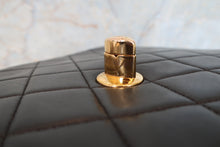 Load image into Gallery viewer, CHANEL Medium Matelasse Single flap chain shoulder bag Lambskin Black/Gold hadware Shoulder bag 700100049
