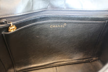 Load image into Gallery viewer, CHANEL Medium Matelasse Single flap chain shoulder bag Lambskin Black/Gold hadware Shoulder bag 700100049
