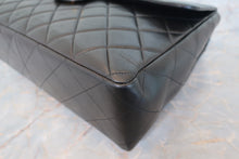 Load image into Gallery viewer, CHANEL Medium Matelasse Single flap chain shoulder bag Lambskin Black/Gold hadware Shoulder bag 700100024
