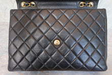 Load image into Gallery viewer, CHANEL Medium Matelasse Single flap chain shoulder bag Lambskin Black/Gold hadware Shoulder bag 700100024
