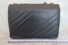 将图片加载到图库查看器，CHANEL/香奈儿 垂直针迹 链条包 荔枝皮 Black/Gold hadware(黑色/金色金属) 肩背包 800060061
