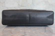 将图片加载到图库查看器，CHANEL/香奈儿 垂直针迹 链条包 荔枝皮 Black/Gold hadware(黑色/金色金属) 肩背包 800060061
