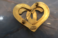 Load image into Gallery viewer, CHANEL CC mark Heart brooch Gold plate Gold Brooch 500100124
