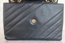 将图片加载到图库查看器，CHANEL/香奈儿 垂直针迹 链条包 荔枝皮 Black/Gold hadware(黑色/金色金属) 肩背包 800060061

