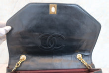 Load image into Gallery viewer, CHANEL Matelasse chain shoulder bag Lambskin Black/Gold hadware Shoulder bag 700120192
