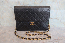 Load image into Gallery viewer, CHANEL Matelasse push lock chain shoulder bag Lambskin Black/Gold hadware Shoulder bag 800060057
