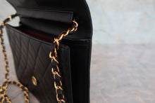 Load image into Gallery viewer, CHANEL Matelasse push lock chain shoulder bag Lambskin Black/Gold hadware Shoulder bag 800060057
