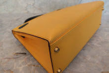 画像をギャラリービューアに読み込む, HERMES／エルメス ケリー32 クシュベル ジョーヌ/ネイビー 〇Z刻印 ショルダーバッグ 700030081
