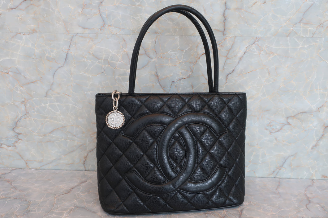 CHANEL Medallion Tote Caviar skin Black/Silver hadware Tote bag 600070161