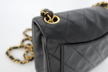 Load image into Gallery viewer, CHANEL Mini Matelasse Single Flap Chain shoulder bag Lambskin Black/Gold hardware Shoulder bag 800100156
