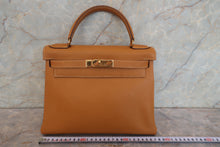 Load image into Gallery viewer, HERMES KELLY 28 Fjord leather Natural sable 〇O Engraving Shoulder bag 700120140

