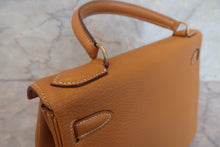 Load image into Gallery viewer, HERMES KELLY 28 Fjord leather Natural sable 〇O Engraving Shoulder bag 700120140
