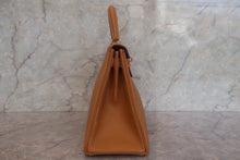 Load image into Gallery viewer, HERMES KELLY 28 Fjord leather Natural sable 〇O Engraving Shoulder bag 700120140
